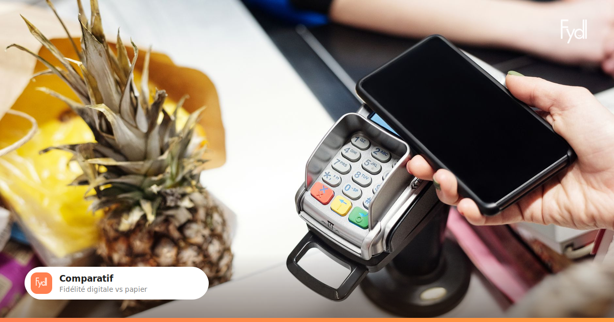 Commerçant payant avec une carte de fidélité digitale sur smartphone