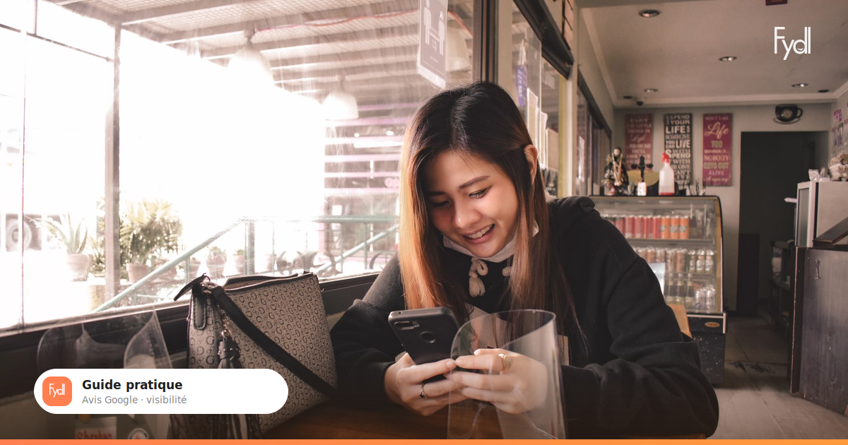 Client satisfait laissant un avis Google sur son smartphone