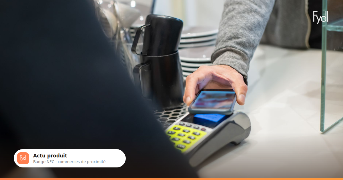 Client tapant son smartphone sur un lecteur au comptoir d'un café, illustration du badge NFC fidélité Fydl
