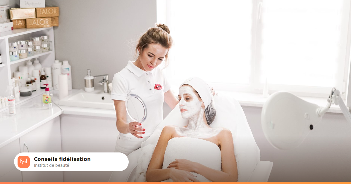 Esthéticienne appliquant un soin à une cliente en institut de beauté, illustrant la fidélisation