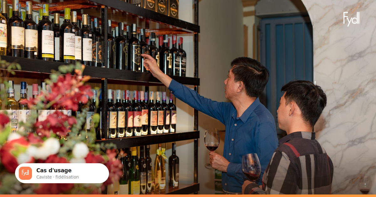 Caviste conseillant un client devant ses rayons de vin — fidélisation caviste avec Fydl