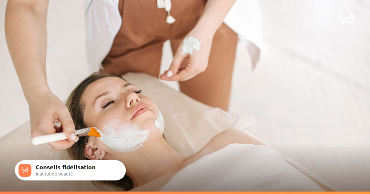 Esthéticienne appliquant un soin du visage en institut de beauté — relancer un client inactif